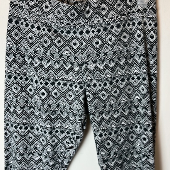 American Eagle black white leggings. Size medium. - Picture 2 of 9